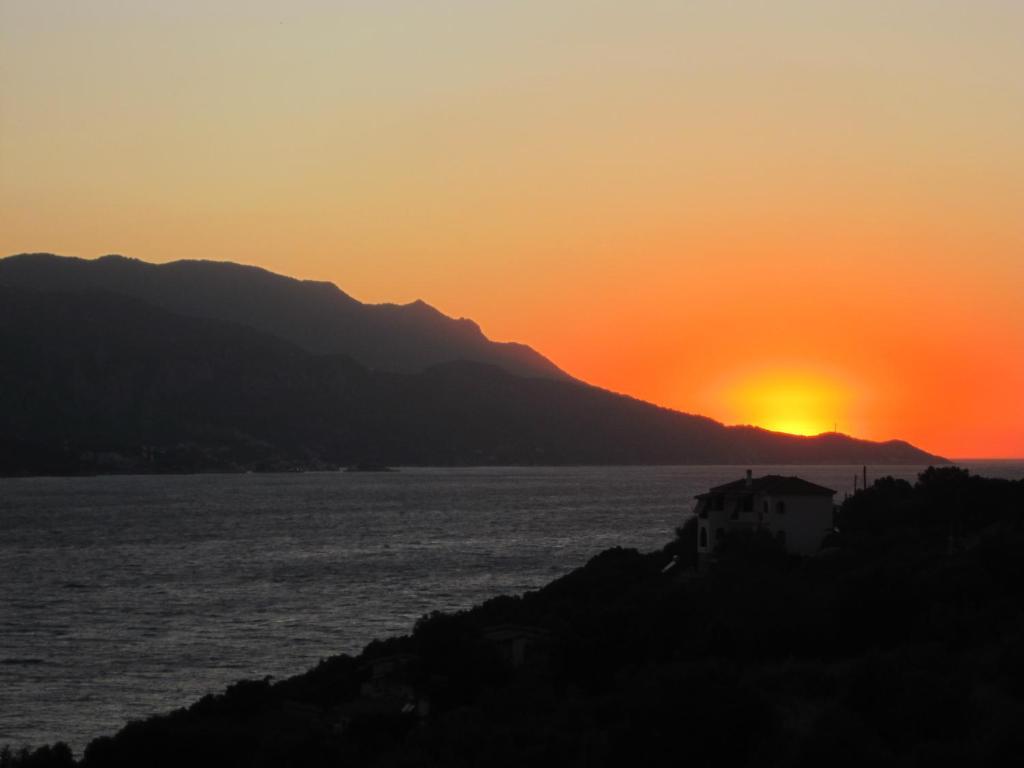 Scorpios Hotel & Suites Samos Town Bagian luar foto